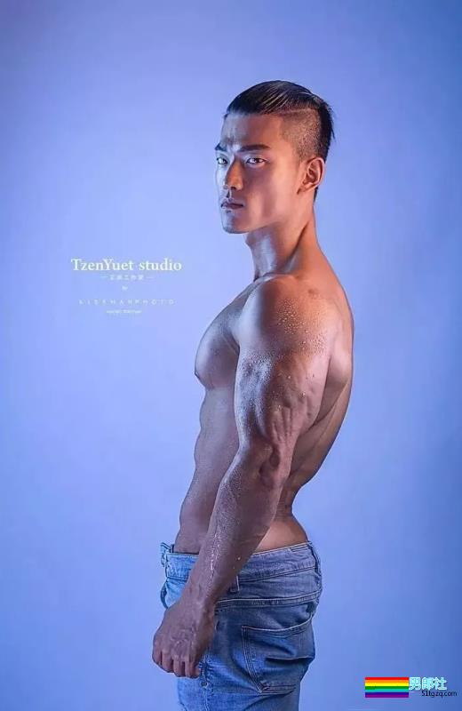 强拉鲜肉抹油、胸肌能放杯子的肌肉男找到了... - 51虹马