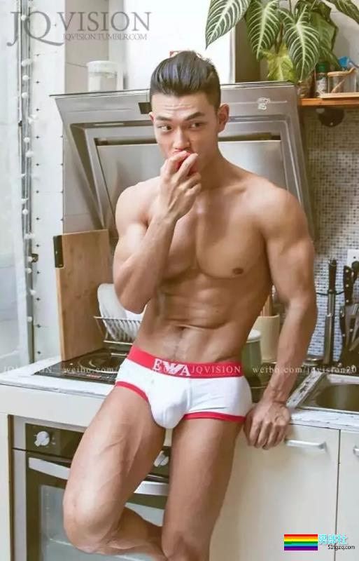 强拉鲜肉抹油、胸肌能放杯子的肌肉男找到了... - 51虹马