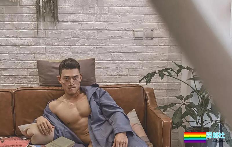 强拉鲜肉抹油、胸肌能放杯子的肌肉男找到了... - 51虹马