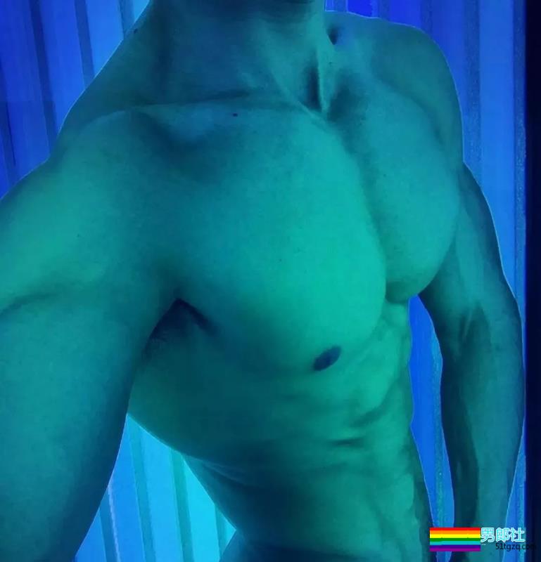 强拉鲜肉抹油、胸肌能放杯子的肌肉男找到了... - 51虹马