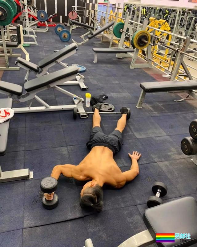 强拉鲜肉抹油、胸肌能放杯子的肌肉男找到了... - 51虹马