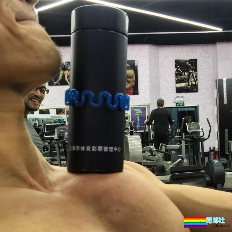 强拉鲜肉抹油、胸肌能放杯子的肌肉男找到了... - 51虹马
