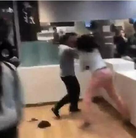 服务员像自己前男友，男子直接上前扯头发 - 51虹马