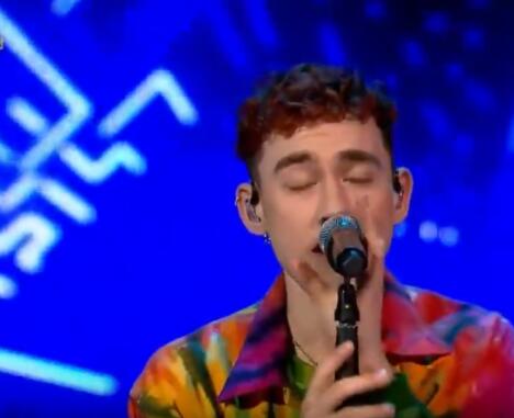 年年乐队的Olly将彩虹带进《波兰好声音》-51虹马