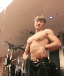 身材可口颜值满分的肌肉男模，又来脱衣秀身材了！ - 51虹马