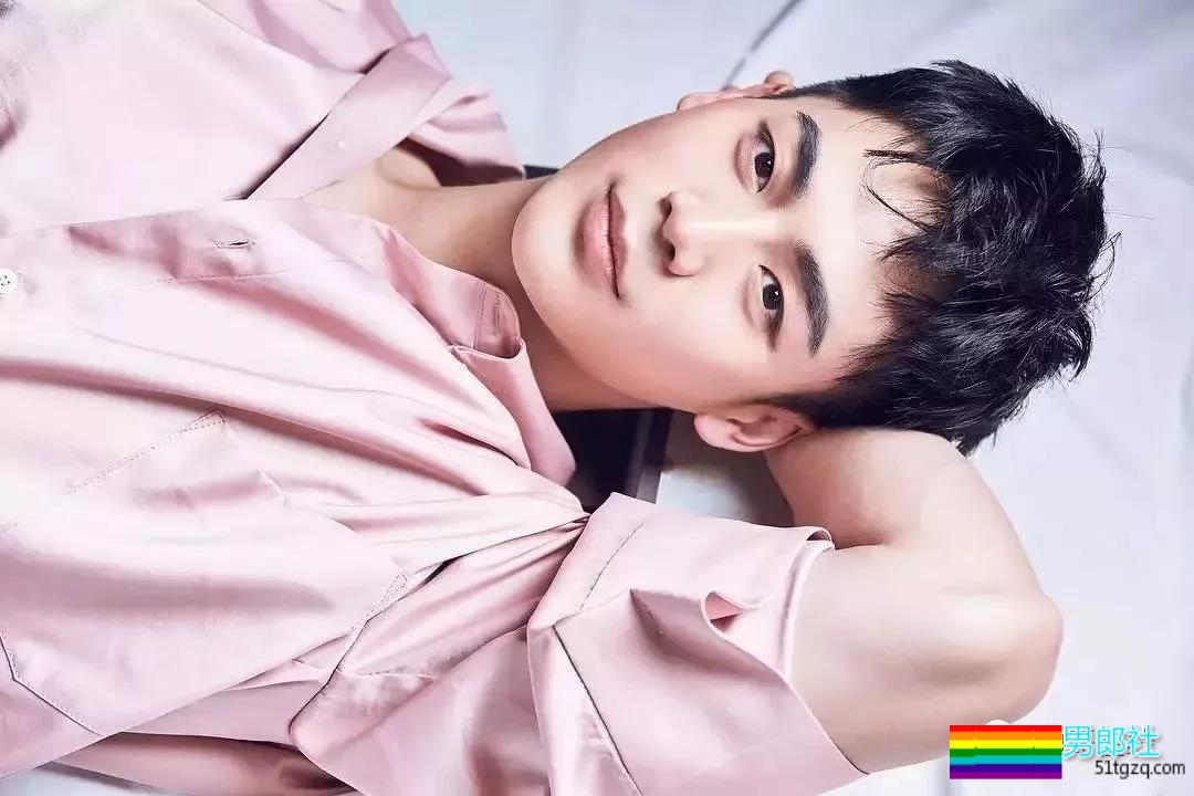 帅气网红模特被传“换脸”不停！他却靠筋肉身材开启“新姿势”~ - 51虹马