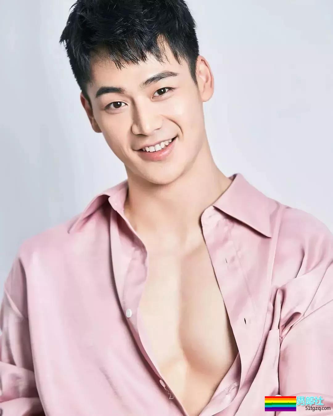 帅气网红模特被传“换脸”不停！他却靠筋肉身材开启“新姿势”~ - 51虹马