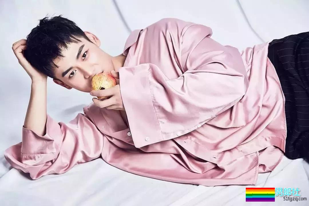 帅气网红模特被传“换脸”不停！他却靠筋肉身材开启“新姿势”~ - 51虹马