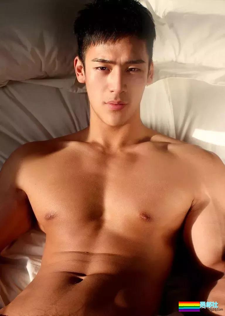 帅气网红模特被传“换脸”不停！他却靠筋肉身材开启“新姿势”~ - 51虹马