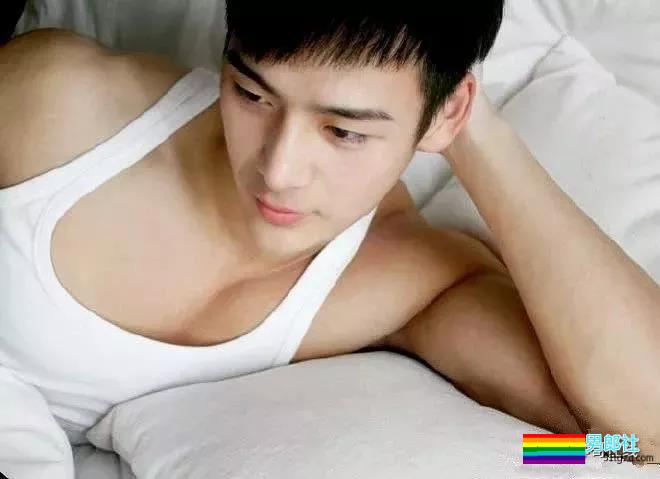 帅气网红模特被传“换脸”不停！他却靠筋肉身材开启“新姿势”~ - 51虹马