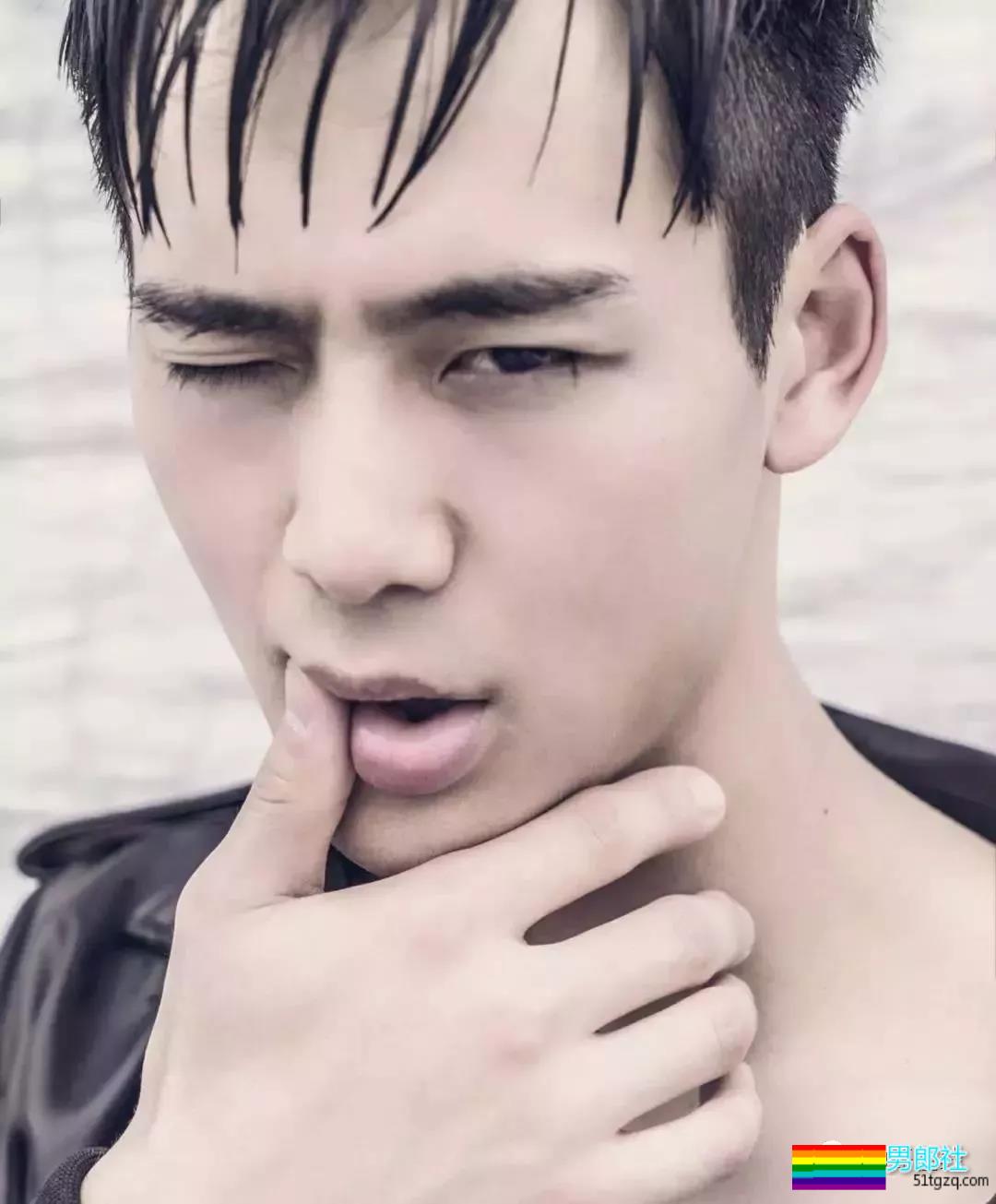 帅气网红模特被传“换脸”不停！他却靠筋肉身材开启“新姿势”~ - 51虹马