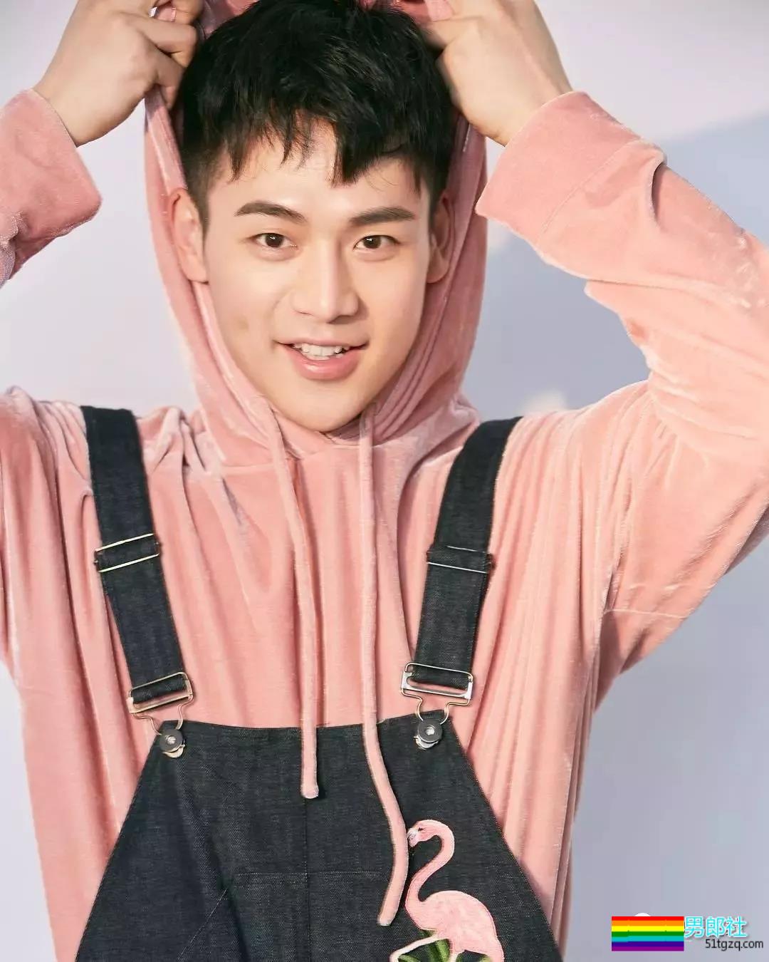 帅气网红模特被传“换脸”不停！他却靠筋肉身材开启“新姿势”~ - 51虹马