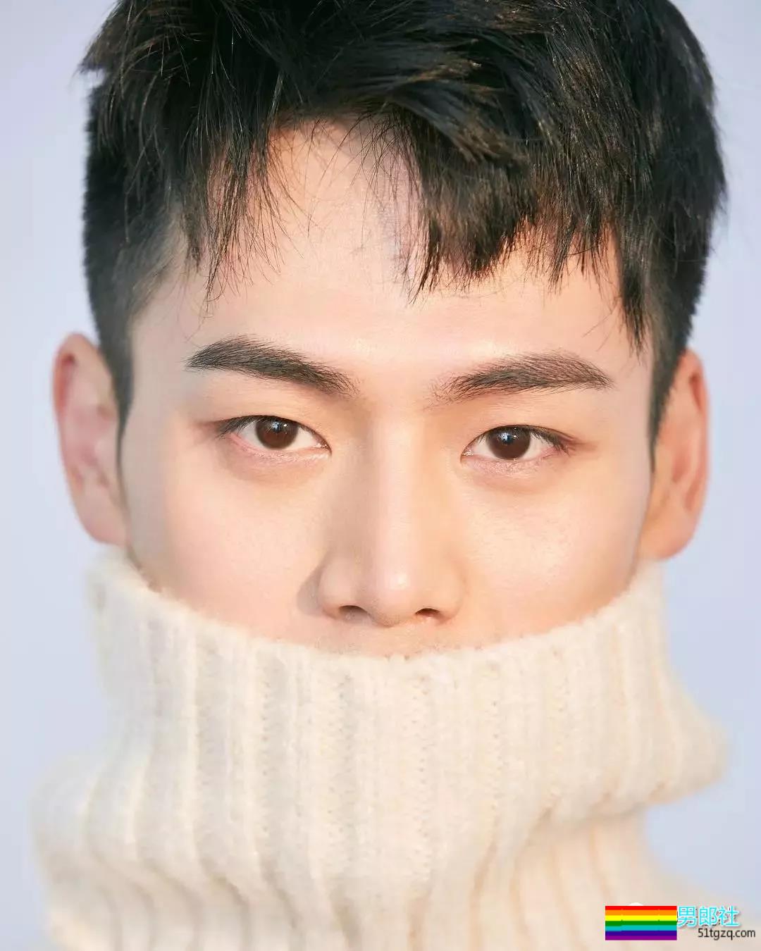 帅气网红模特被传“换脸”不停！他却靠筋肉身材开启“新姿势”~ - 51虹马