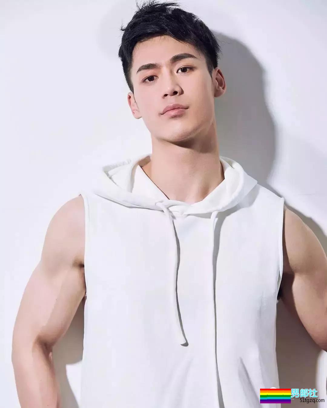 帅气网红模特被传“换脸”不停！他却靠筋肉身材开启“新姿势”~ - 51虹马