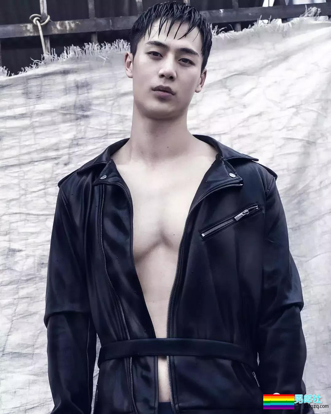 帅气网红模特被传“换脸”不停！他却靠筋肉身材开启“新姿势”~ - 51虹马