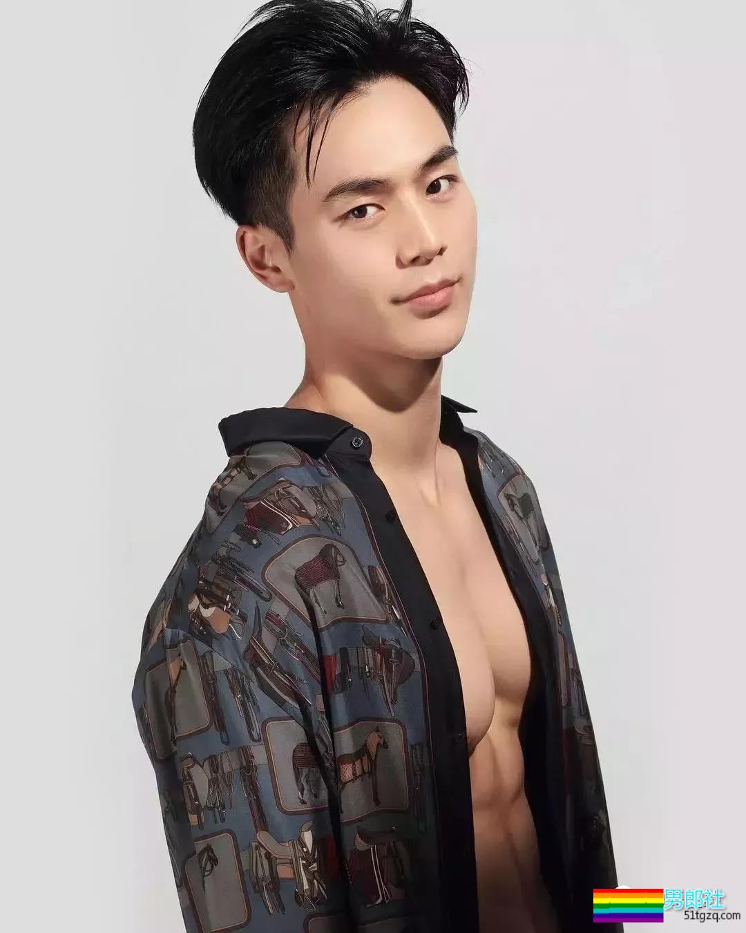 帅气网红模特被传“换脸”不停！他却靠筋肉身材开启“新姿势”~ - 51虹马