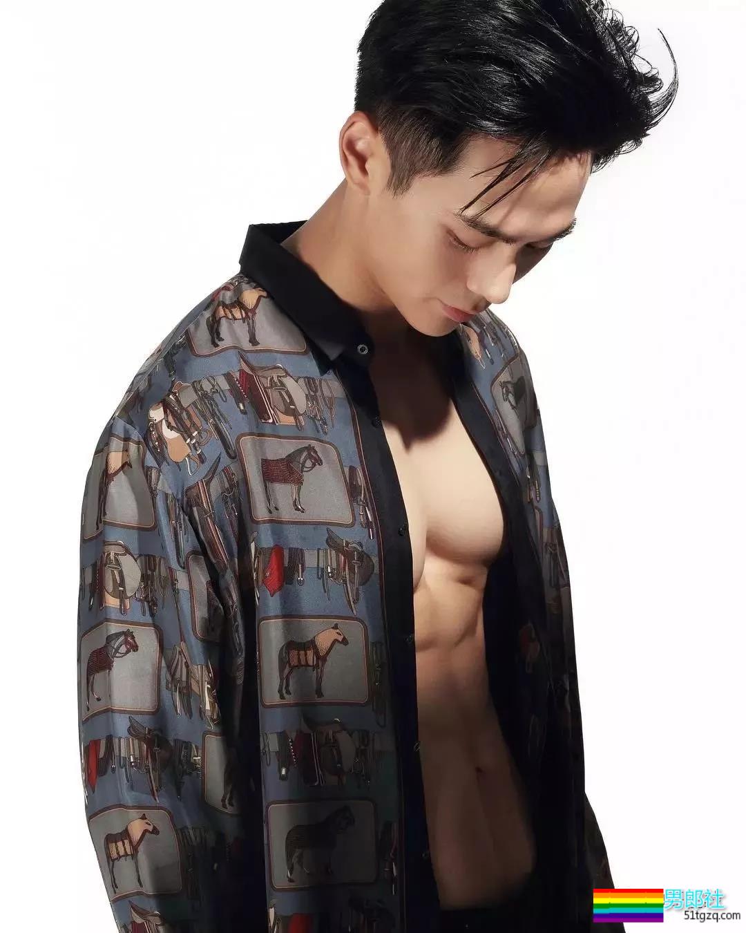 帅气网红模特被传“换脸”不停！他却靠筋肉身材开启“新姿势”~ - 51虹马