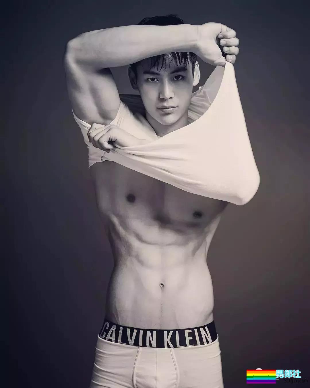 帅气网红模特被传“换脸”不停！他却靠筋肉身材开启“新姿势”~ - 51虹马