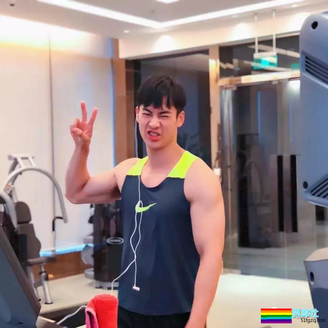 帅气网红模特被传“换脸”不停！他却靠筋肉身材开启“新姿势”~ - 51虹马
