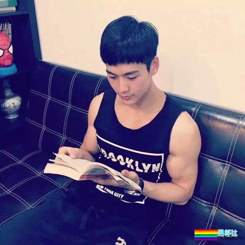 帅气网红模特被传“换脸”不停！他却靠筋肉身材开启“新姿势”~ - 51虹马