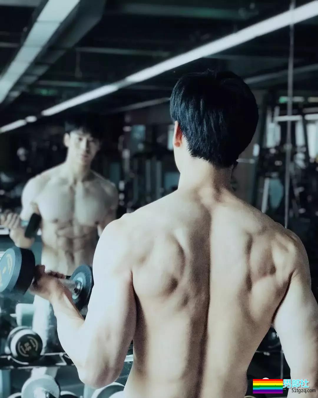 帅气网红模特被传“换脸”不停！他却靠筋肉身材开启“新姿势”~ - 51虹马