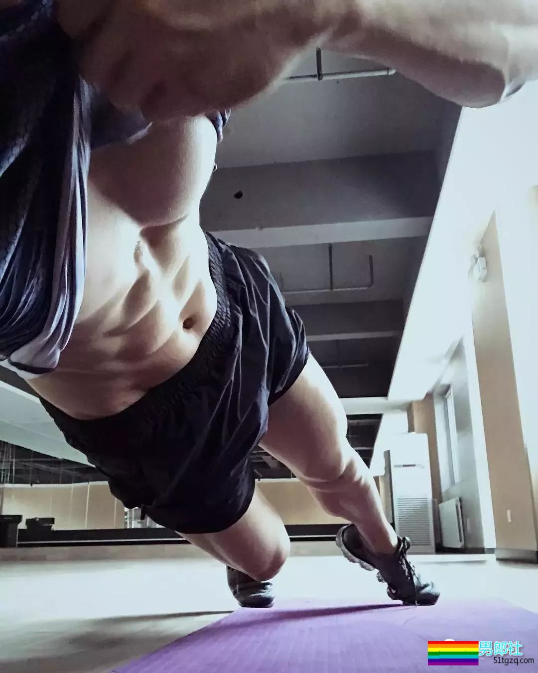 帅气网红模特被传“换脸”不停！他却靠筋肉身材开启“新姿势”~ - 51虹马