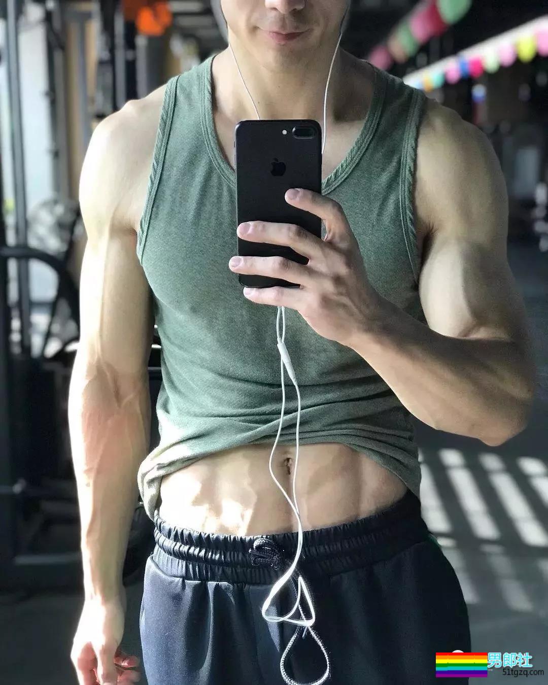 帅气网红模特被传“换脸”不停！他却靠筋肉身材开启“新姿势”~ - 51虹马