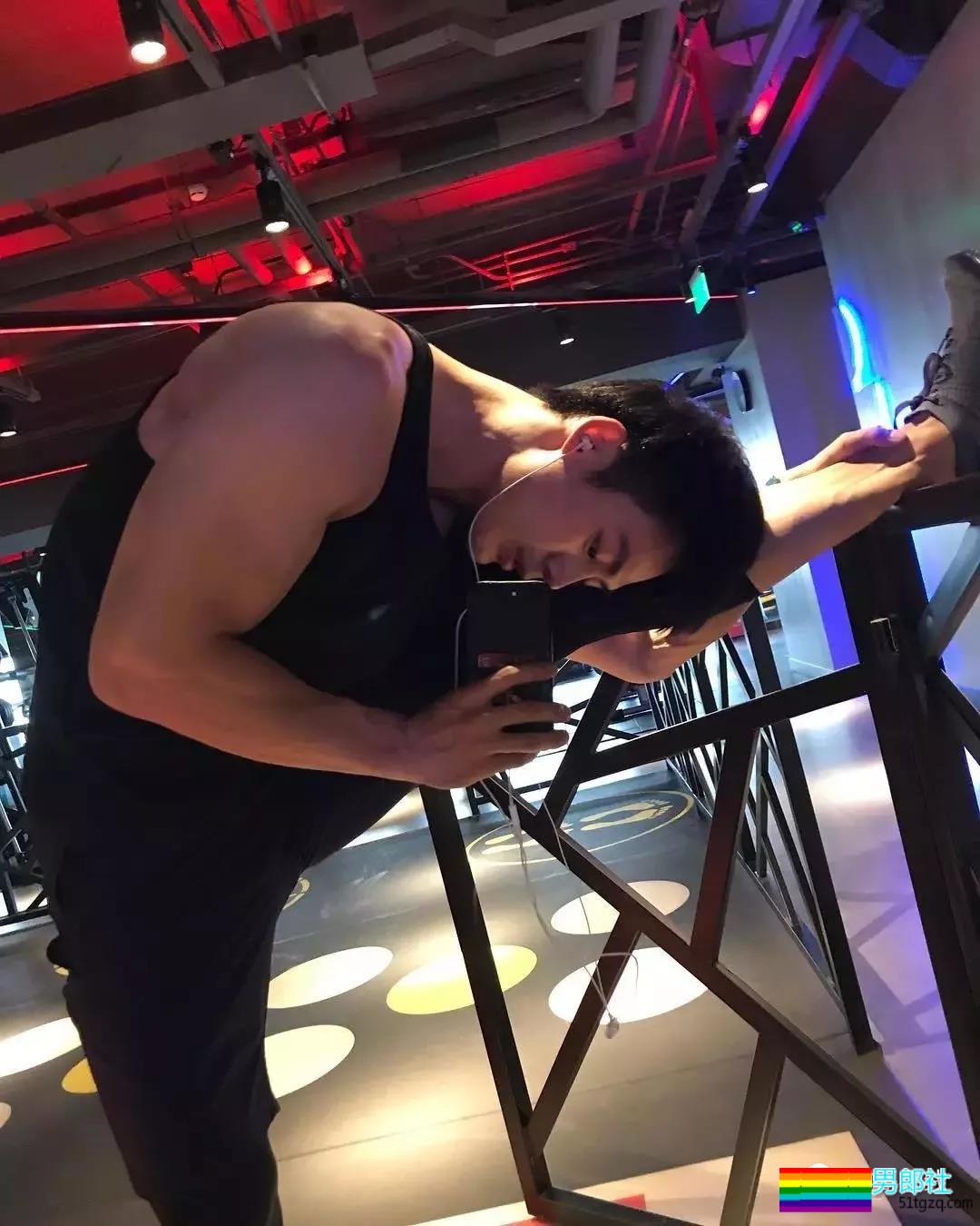 帅气网红模特被传“换脸”不停！他却靠筋肉身材开启“新姿势”~ - 51虹马