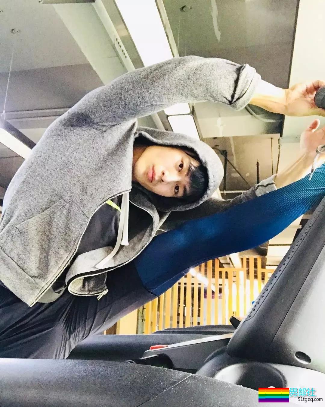 帅气网红模特被传“换脸”不停！他却靠筋肉身材开启“新姿势”~ - 51虹马