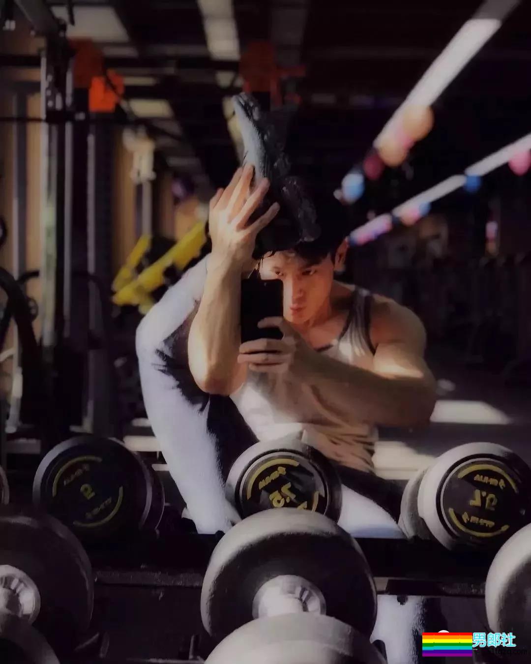 帅气网红模特被传“换脸”不停！他却靠筋肉身材开启“新姿势”~ - 51虹马