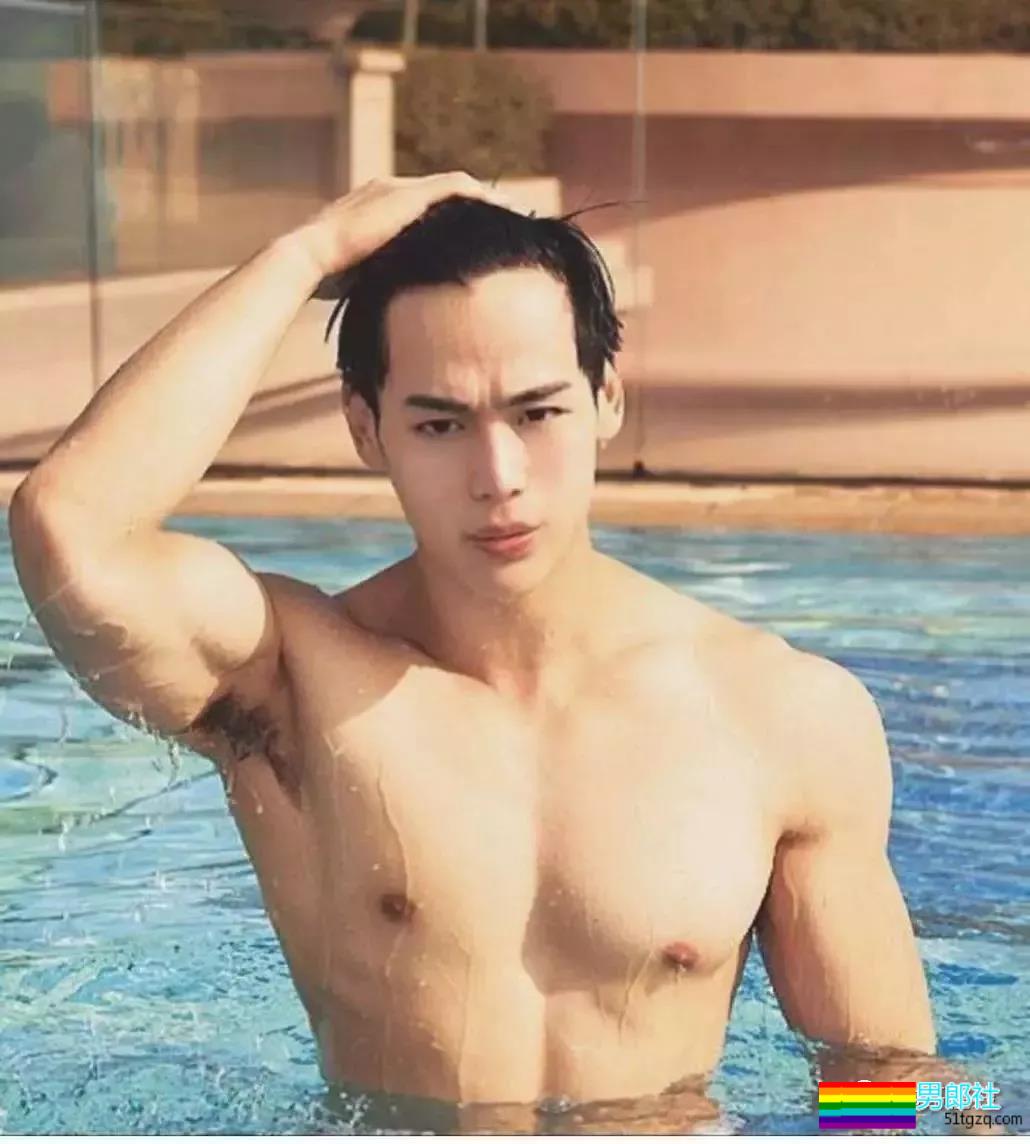 帅气网红模特被传“换脸”不停！他却靠筋肉身材开启“新姿势”~ - 51虹马