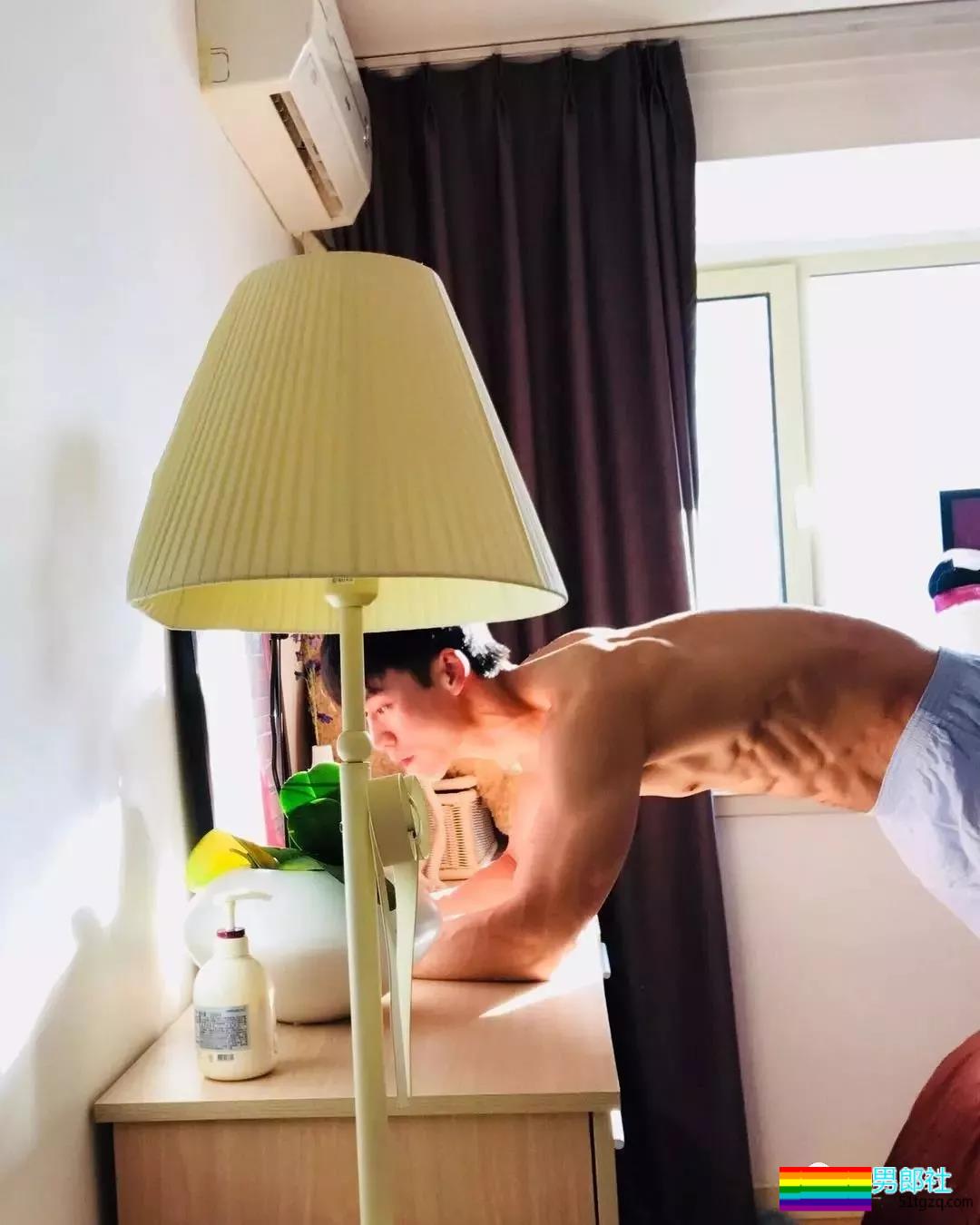 帅气网红模特被传“换脸”不停！他却靠筋肉身材开启“新姿势”~ - 51虹马