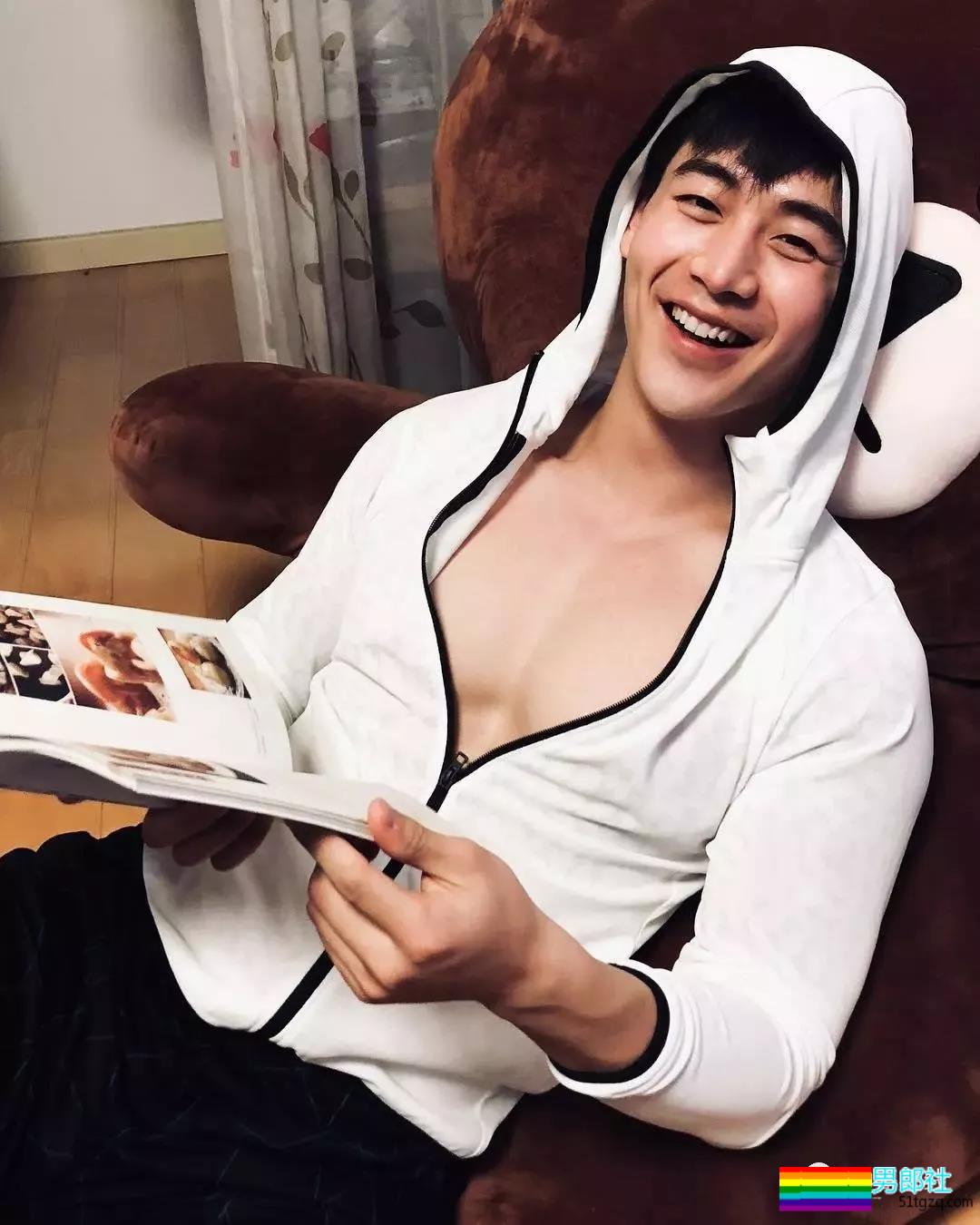 帅气网红模特被传“换脸”不停！他却靠筋肉身材开启“新姿势”~ - 51虹马