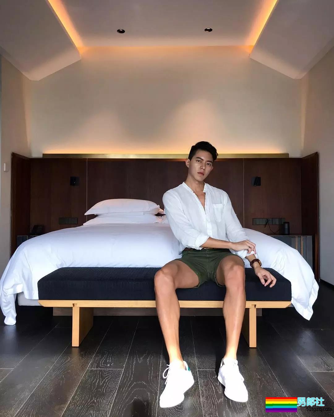 完美比例筋肉小狼狗浴室照简直勾人！天菜网红男模被摄影师疯狂邀约！ - 51虹马