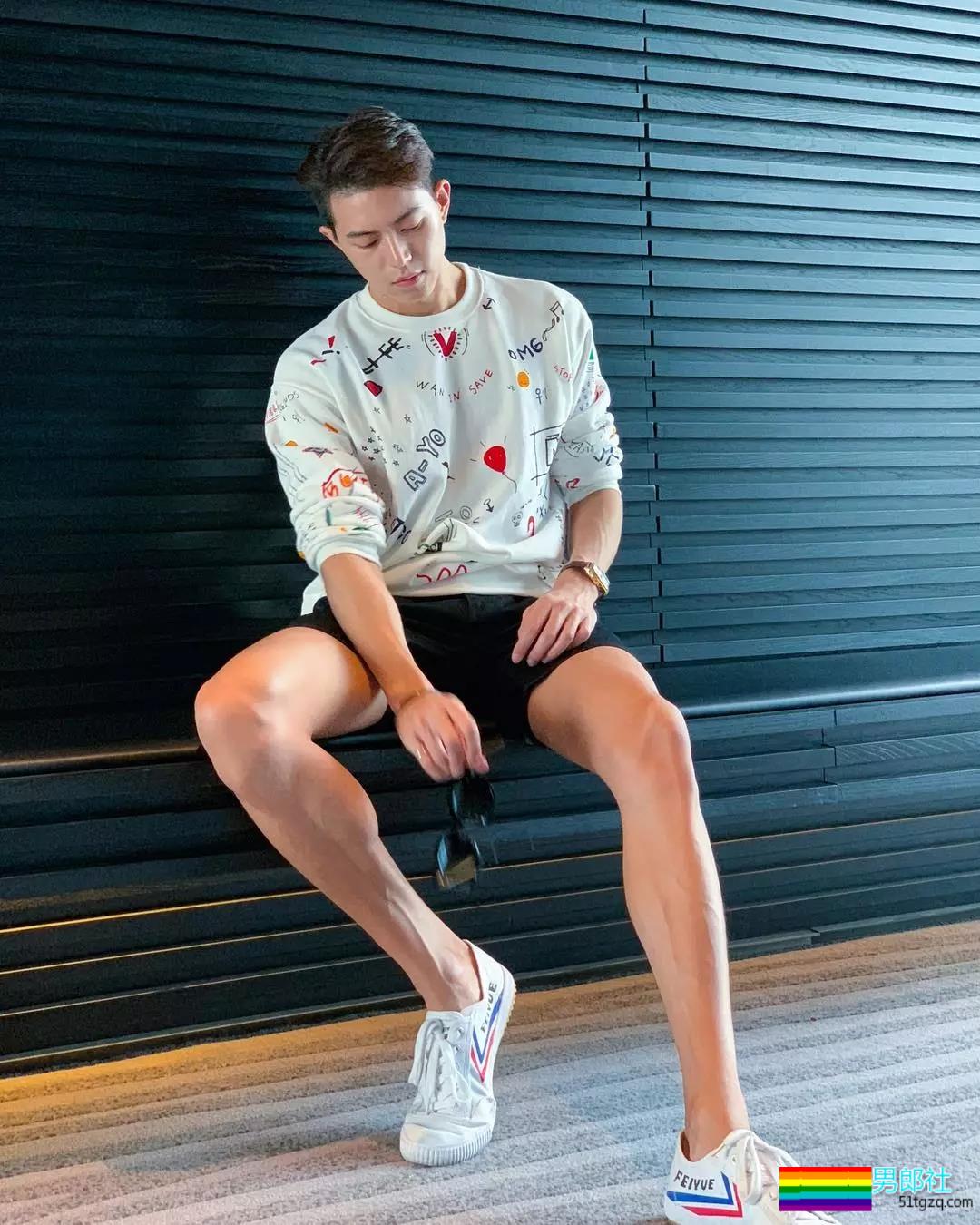 完美比例筋肉小狼狗浴室照简直勾人！天菜网红男模被摄影师疯狂邀约！ - 51虹马