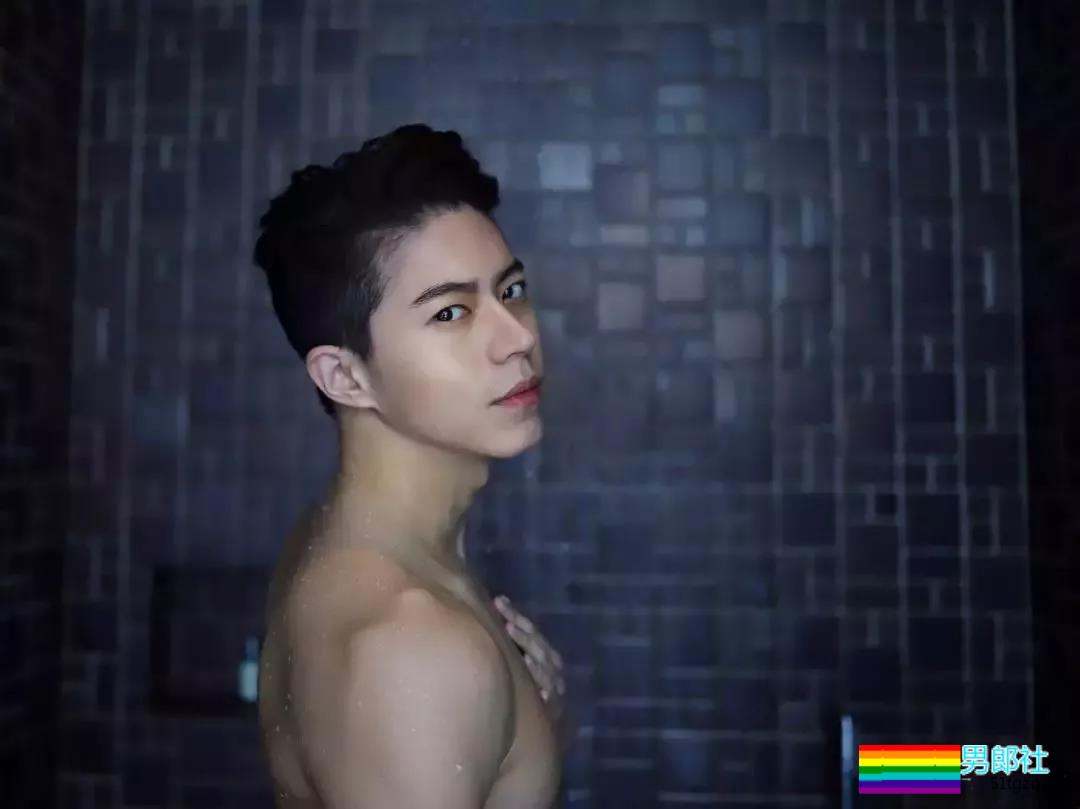 完美比例筋肉小狼狗浴室照简直勾人！天菜网红男模被摄影师疯狂邀约！ - 51虹马