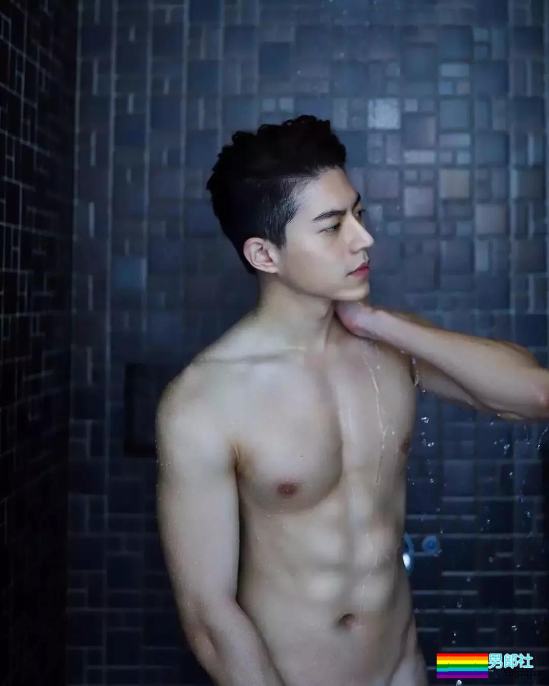 完美比例筋肉小狼狗浴室照简直勾人！天菜网红男模被摄影师疯狂邀约！ - 51虹马