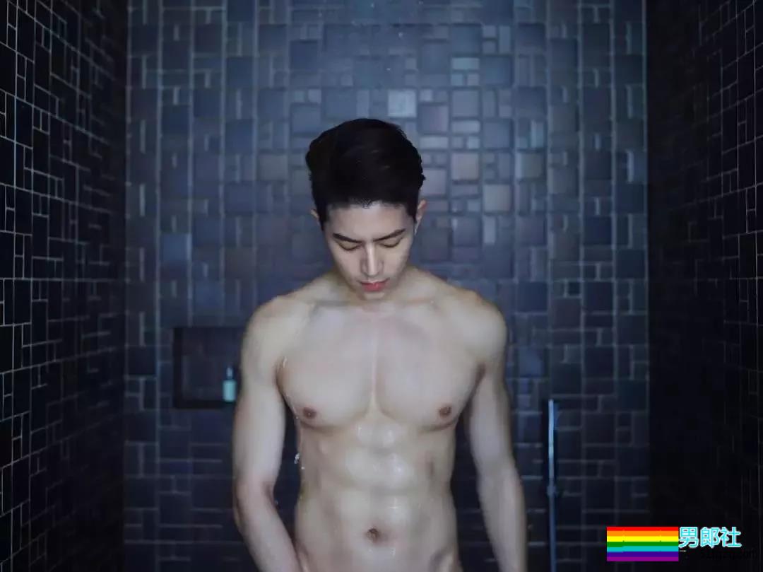 完美比例筋肉小狼狗浴室照简直勾人！天菜网红男模被摄影师疯狂邀约！ - 51虹马