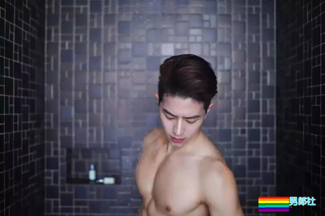 完美比例筋肉小狼狗浴室照简直勾人！天菜网红男模被摄影师疯狂邀约！ - 51虹马