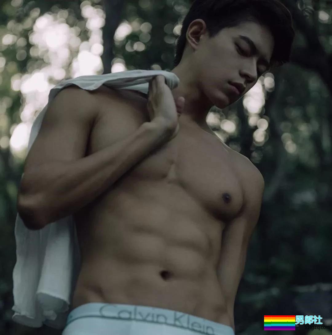 完美比例筋肉小狼狗浴室照简直勾人！天菜网红男模被摄影师疯狂邀约！ - 51虹马