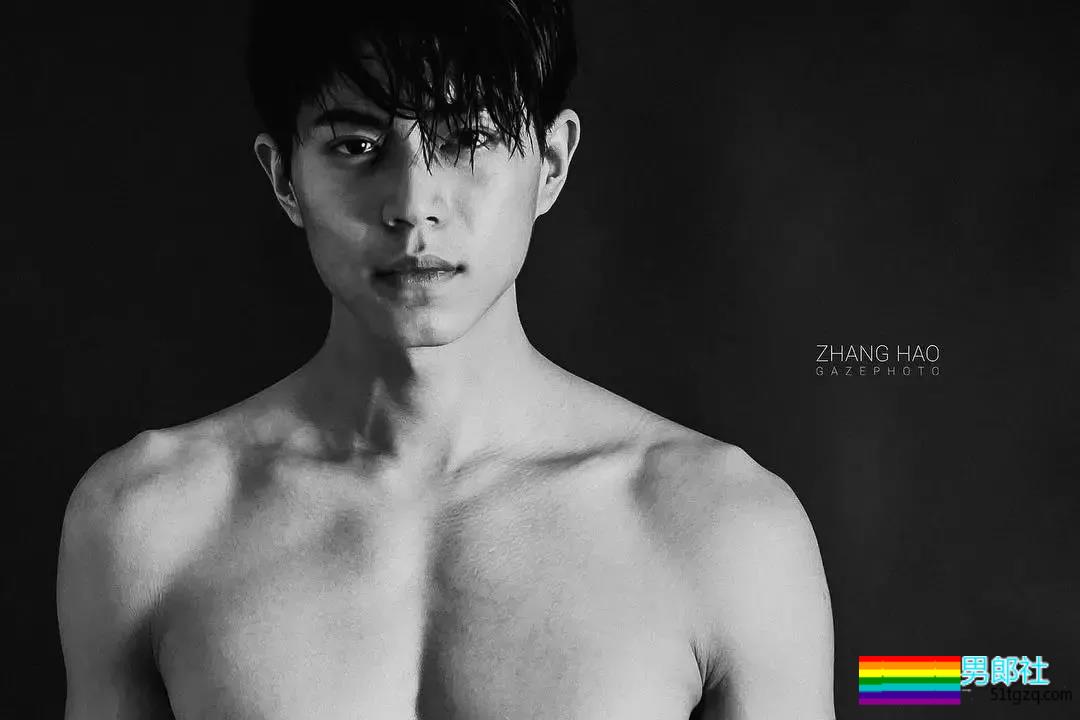 完美比例筋肉小狼狗浴室照简直勾人！天菜网红男模被摄影师疯狂邀约！ - 51虹马