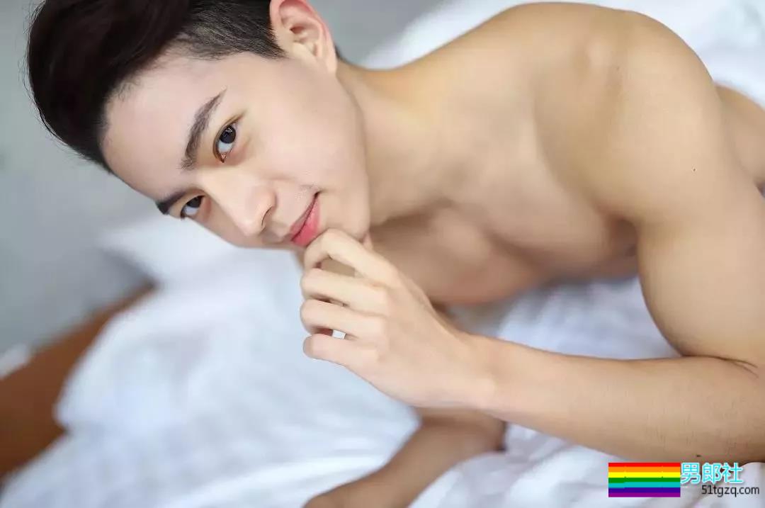 完美比例筋肉小狼狗浴室照简直勾人！天菜网红男模被摄影师疯狂邀约！ - 51虹马