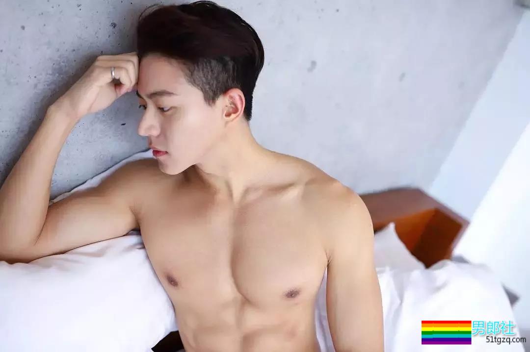 完美比例筋肉小狼狗浴室照简直勾人！天菜网红男模被摄影师疯狂邀约！ - 51虹马