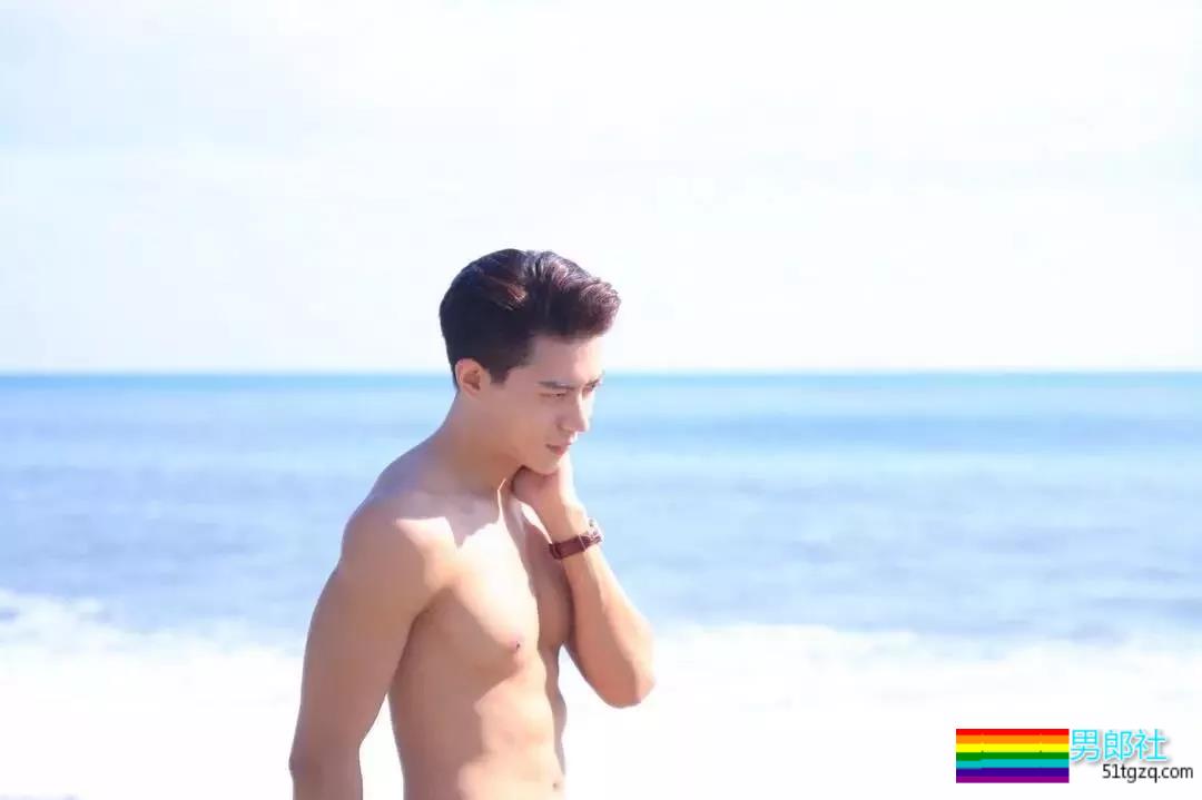 完美比例筋肉小狼狗浴室照简直勾人！天菜网红男模被摄影师疯狂邀约！ - 51虹马