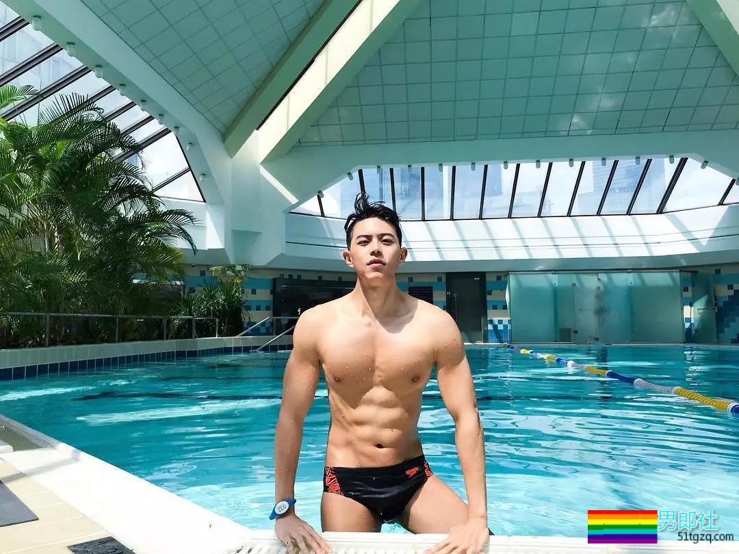 完美比例筋肉小狼狗浴室照简直勾人！天菜网红男模被摄影师疯狂邀约！ - 51虹马