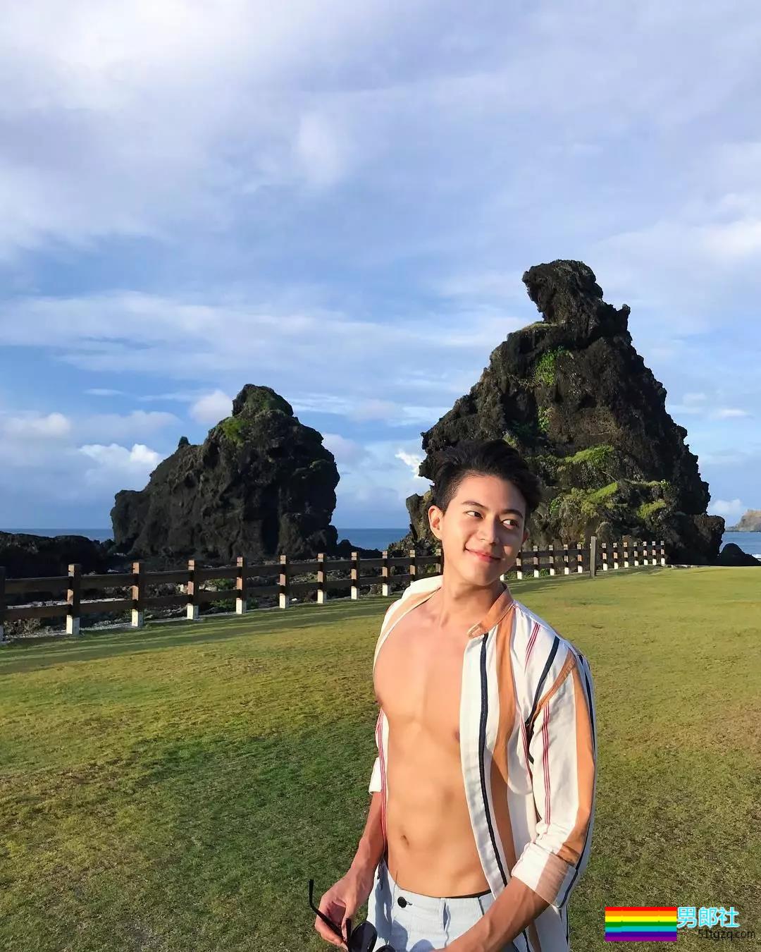 完美比例筋肉小狼狗浴室照简直勾人！天菜网红男模被摄影师疯狂邀约！ - 51虹马