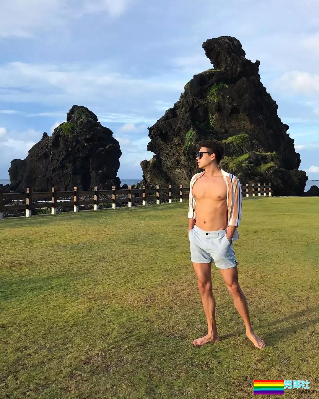 完美比例筋肉小狼狗浴室照简直勾人！天菜网红男模被摄影师疯狂邀约！ - 51虹马