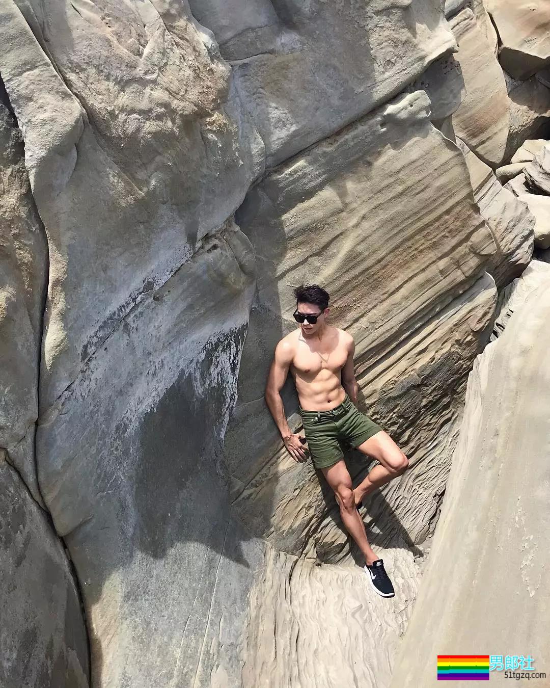 完美比例筋肉小狼狗浴室照简直勾人！天菜网红男模被摄影师疯狂邀约！ - 51虹马