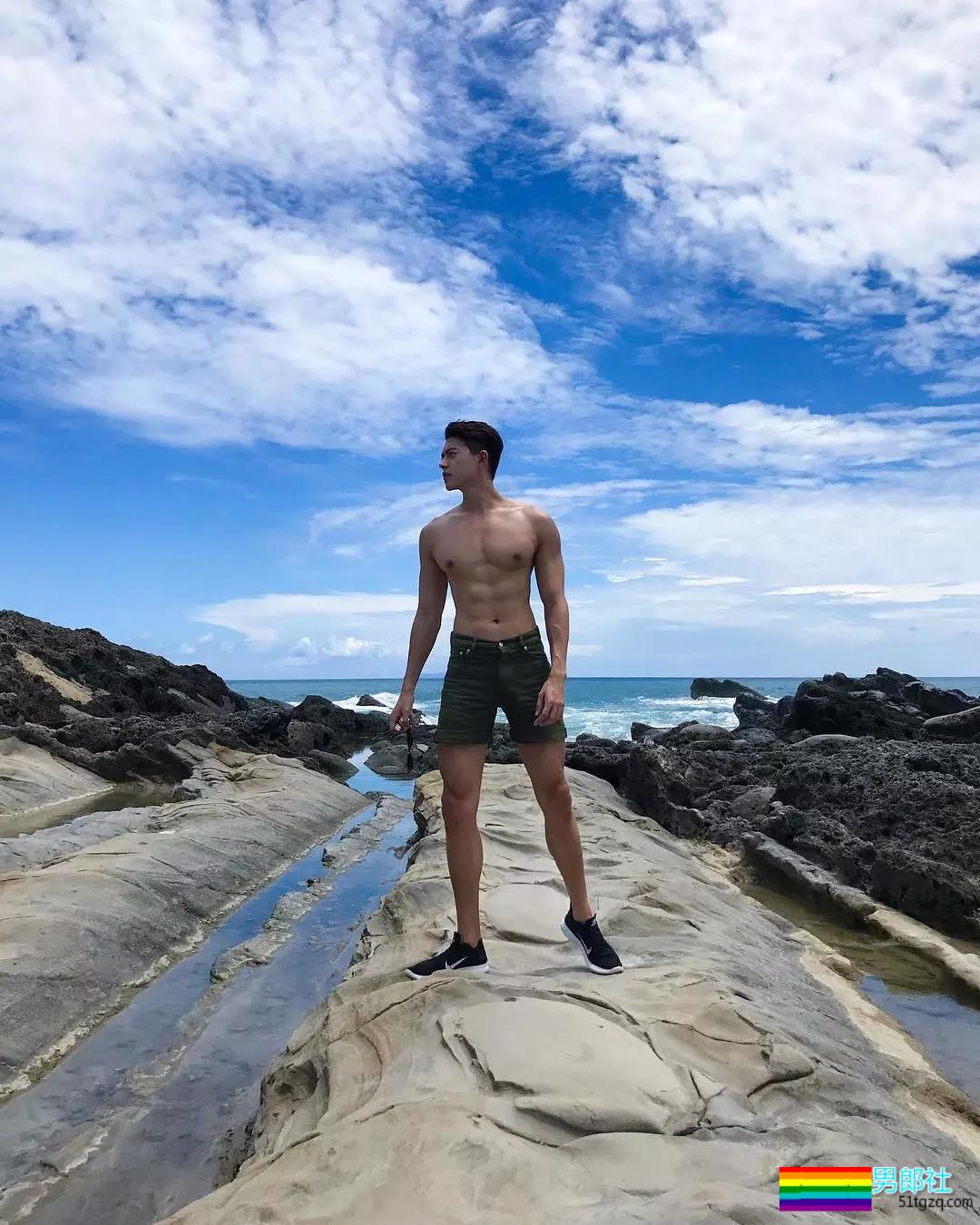 完美比例筋肉小狼狗浴室照简直勾人！天菜网红男模被摄影师疯狂邀约！ - 51虹马