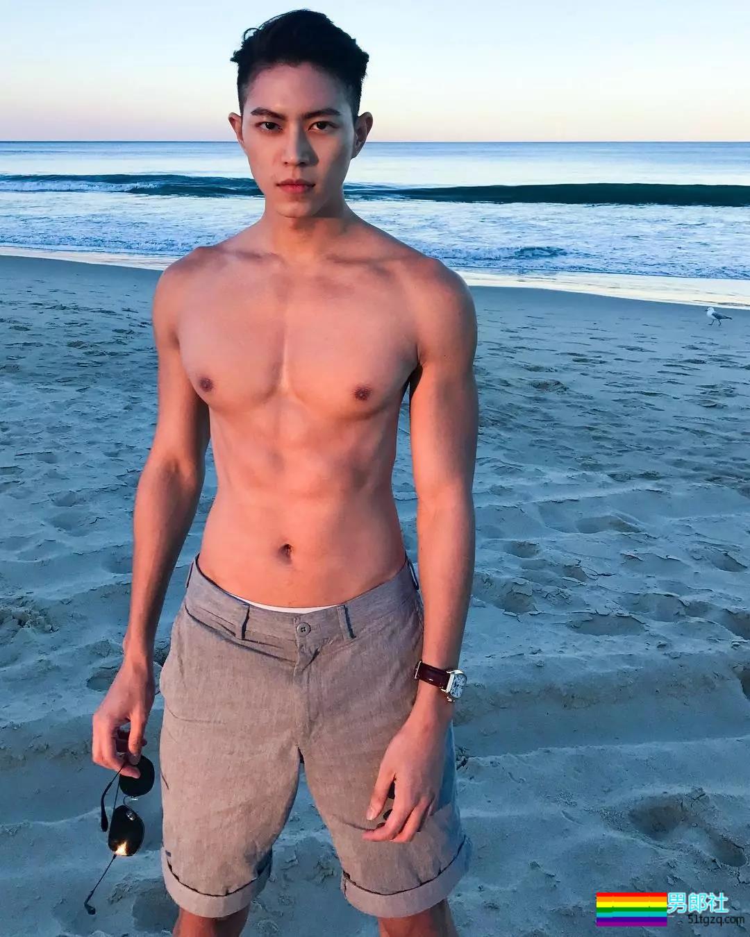 完美比例筋肉小狼狗浴室照简直勾人！天菜网红男模被摄影师疯狂邀约！ - 51虹马